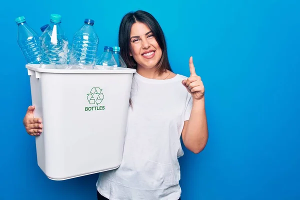 Jovem Mulher Bonita Reciclando Garrafas Plástico Cesto Lixo Para Cuidar — Fotografia de Stock