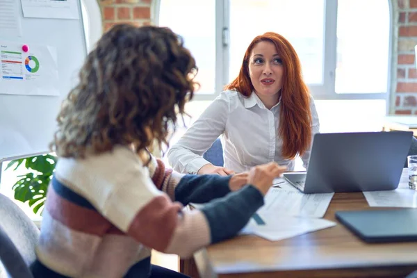 Dos Hermosas Empresarias Sonriendo Felices Seguras Trabajando Juntas Sentado Con —  Fotos de Stock