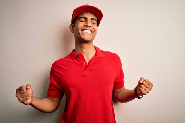 Молодий Афроамериканець Одягнений Звичайне Поло Покритий Червоним Фоном Дуже Щасливий — стокове фото