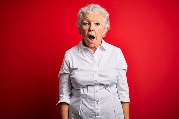 Ältere Schöne Frau Trägt Elegantes Hemd Steht Über Isolierten Roten — Stockfoto