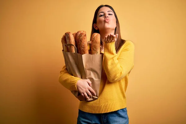 Joven Mujer Hermosa Sosteniendo Una Bolsa Pan Fresco Saludable Sobre —  Fotos de Stock