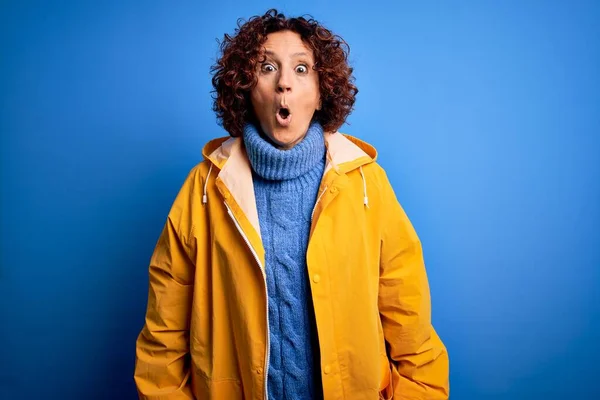 Mujer Pelo Maldita Mediana Edad Que Lleva Abrigo Lluvia Sobre —  Fotos de Stock