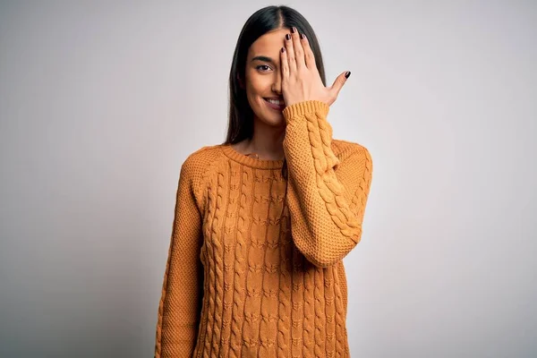 Jonge Mooie Brunette Vrouw Dragen Casual Trui Geïsoleerde Witte Achtergrond — Stockfoto