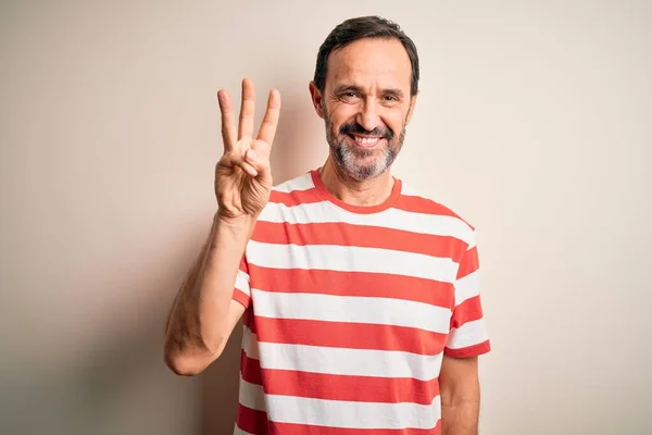 Hombre Alzado Mediana Edad Que Usa Una Camiseta Rayas Casuales — Foto de Stock