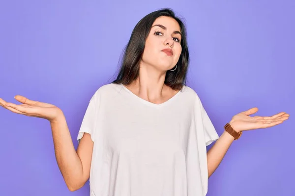 Young Beautiful Brunette Woman Wearing Casual White Shirt Purple Background — Stock Photo, Image