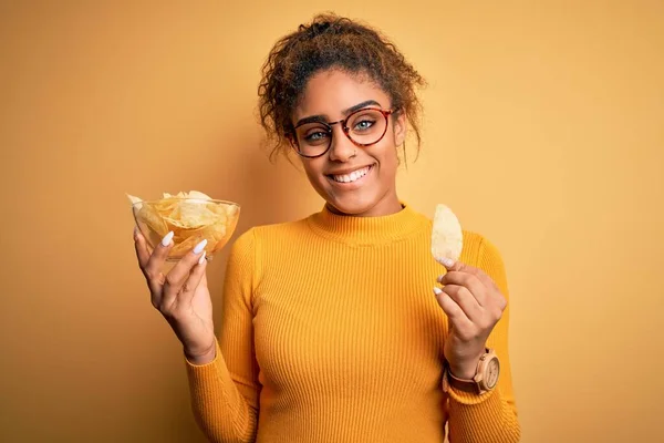 Jong Afrikaans Amerikaans Afro Meisje Houden Kom Met Aardappelen Chips — Stockfoto