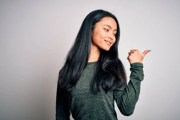 Joven Hermosa Mujer China Con Camiseta Casual Sobre Fondo Blanco — Foto de Stock