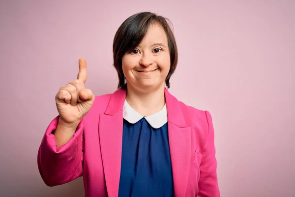 Young Syndrome Business Woman Pink Background Showing Pointing Finger Number — Stock Photo, Image