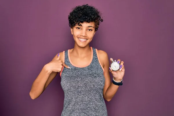 Jong Mooi Afrikaans Amerikaans Sportief Vrouw Holding Stopwatch Paars Achtergrond — Stockfoto