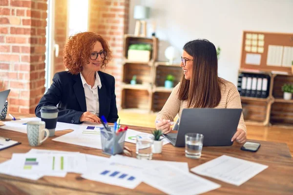 Two Beautiful Businesswomen Smiling Happy Confident Sitting Smile Face Working — Stockfoto