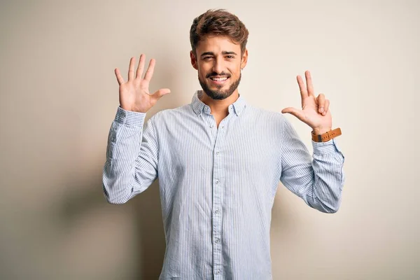 Ung Stilig Man Med Skägg Bär Randig Skjorta Står Över — Stockfoto