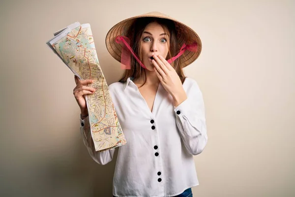 Joven Hermosa Pelirroja Vistiendo Asiático Tradicional Sombrero Celebración Ciudad Mapa —  Fotos de Stock