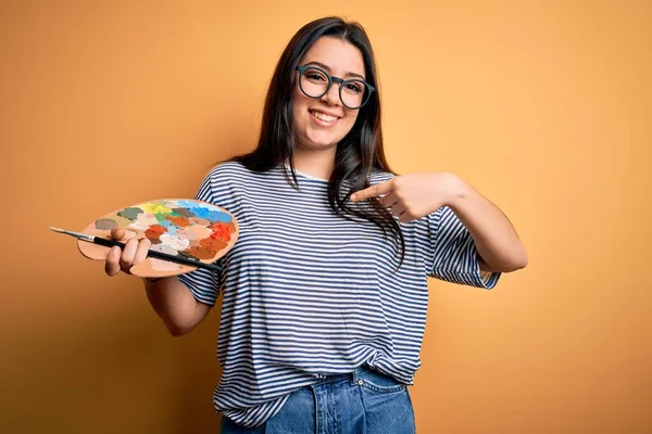 Jong Brunette Artiest Vrouw Schilderij Houden Schilder Borstel Palet Gele — Stockfoto