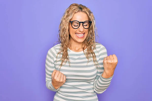 Krásná Blondýnka Neformálním Pruhovaném Tričku Brýlích Purpurovém Pozadí Slaví Překvapení — Stock fotografie