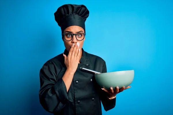 Ung Afrikansk Amerikansk Kock Flicka Bär Spis Uniform Och Hatt — Stockfoto