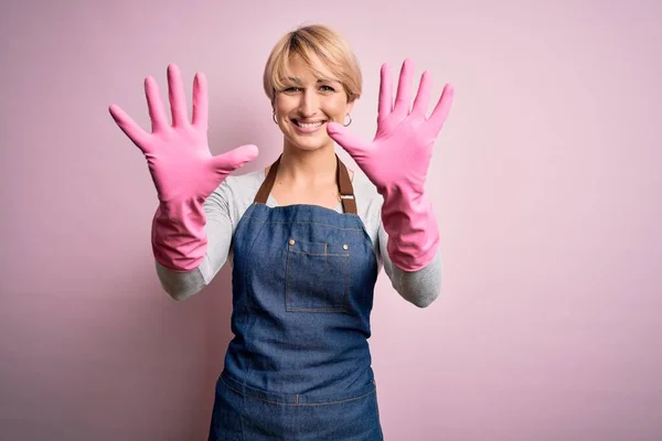 Young Blonde Cleaner Woman Short Hair Wearing Apron Gloves Pink — Stock Photo, Image