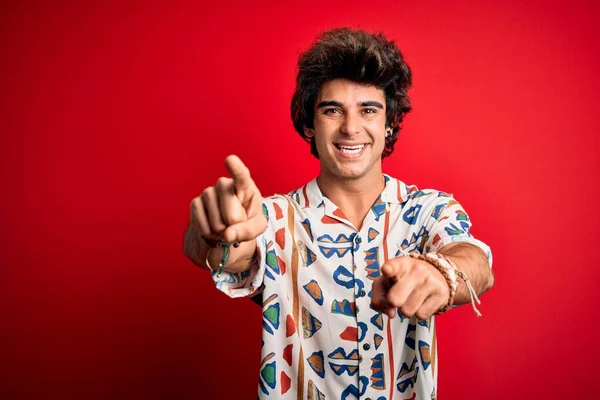 Mladý Pohledný Muž Dovolené Letní Košili Přes Izolované Červené Pozadí — Stock fotografie
