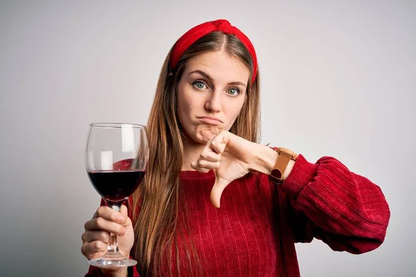 Joven Hermosa Pelirroja Bebiendo Copa Vino Tinto Sobre Fondo Blanco —  Fotos de Stock