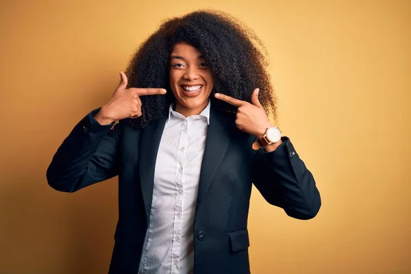 Młoda Piękna Afrykańska Bizneswoman Afro Włosami Ubrana Elegancką Kurtkę Uśmiechnięta — Zdjęcie stockowe