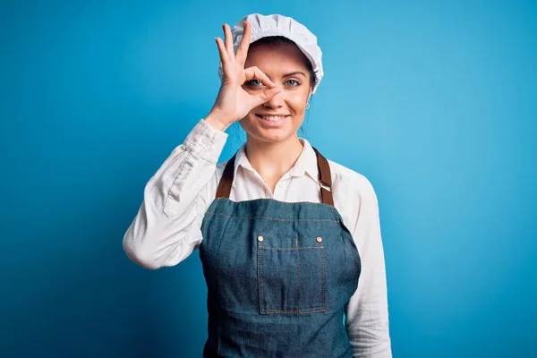 Молодая Красивая Пекарь Женщина Голубыми Глазами Фартуке Шапке Синем Фоне — стоковое фото