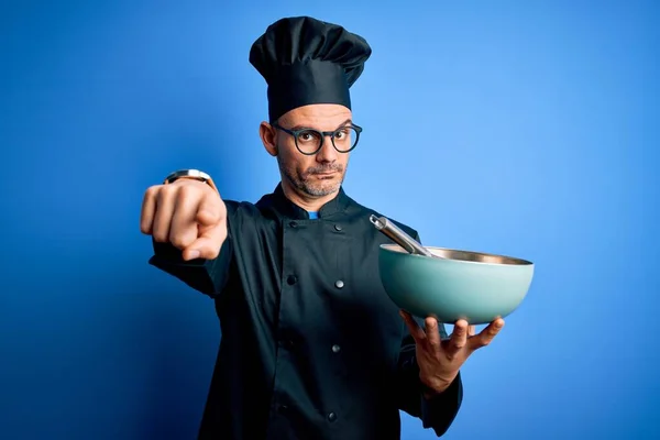 Joven Hombre Guapo Chef Con Uniforme Cocina Sombrero Mezcla Usando —  Fotos de Stock