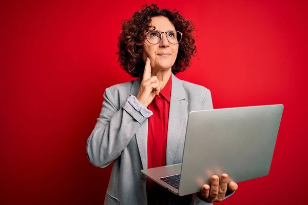 Mujer Empresaria Pelo Malévola Mediana Edad Que Trabaja Con Portátil — Foto de Stock