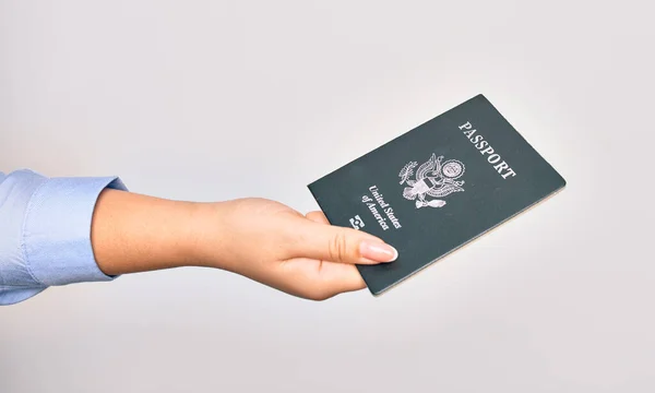 Mano Mujer Joven Caucásica Sosteniendo Documento Pasaporte Estados Unidos Sobre — Foto de Stock