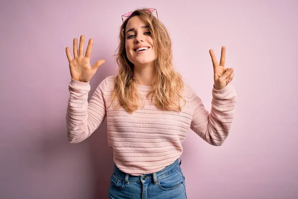 스웨터를 선글라스를 아름다운 금발의 여성은 자신감 행복하게 웃으면서 손가락으로 손가락을 — 스톡 사진