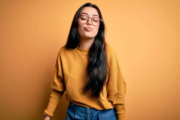 Jonge Brunette Vrouw Draagt Bril Casual Trui Geel Geïsoleerde Achtergrond — Stockfoto