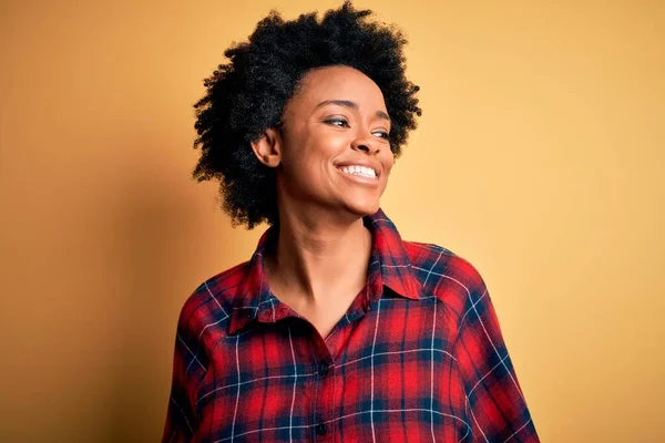 Ung Vacker Afroamerikansk Afro Kvinna Med Lockigt Hår Bär Avslappnad — Stockfoto