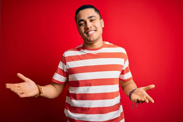 Junger Brasilianischer Mann Lässig Gestreiftem Shirt Steht Ratlos Und Verwirrt — Stockfoto