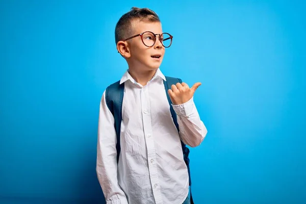 Kleines Kaukasisches Studentenkind Mit Intelligenter Brille Und Schultasche Vor Blauem — Stockfoto