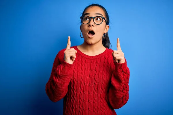 Jovem Bela Mulher Asiática Vestindo Camisola Casual Óculos Sobre Fundo — Fotografia de Stock