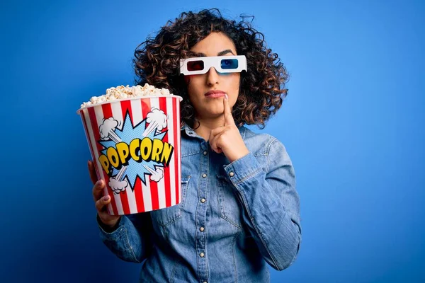 Joven Hermosa Mujer Árabe Rizado Viendo Película Usando Gafas Comer —  Fotos de Stock