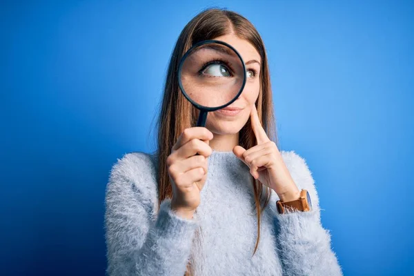 Young Beautiful Redhead Detective Woman Using Magnifying Glass Isolated Blue — Stock Photo, Image