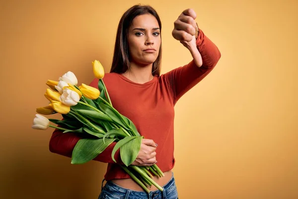 Joven Mujer Morena Hermosa Sosteniendo Ramo Tulipanes Flores Sobre Fondo — Foto de Stock