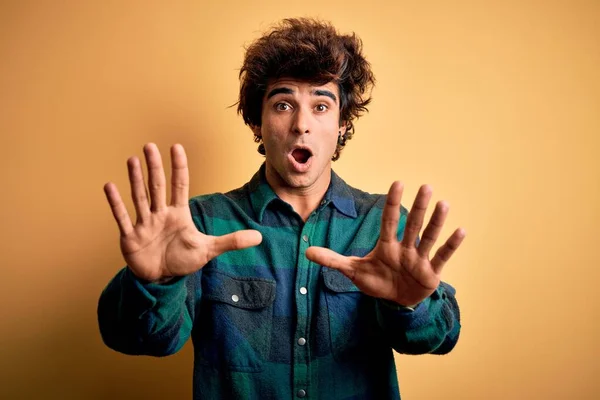 Joven Hombre Guapo Con Camisa Casual Pie Sobre Fondo Amarillo —  Fotos de Stock