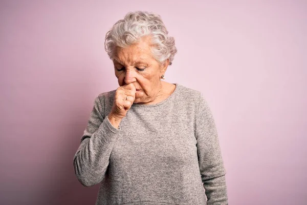 Senior Mooie Vrouw Dragen Casual Shirt Staan Geïsoleerde Roze Achtergrond — Stockfoto