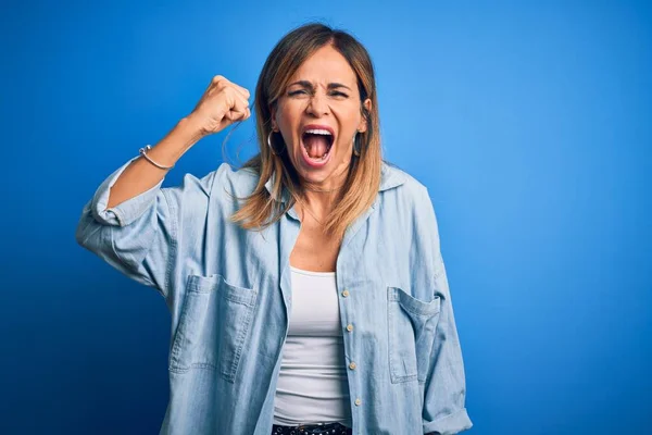 Orta Yaşlı Rahat Gömlekler Giyen Güzel Bir Kadın Öfkeli Kızgın — Stok fotoğraf