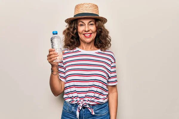 Schöne Frau Mittleren Alters Die Eine Flasche Wasser Auf Weißem — Stockfoto