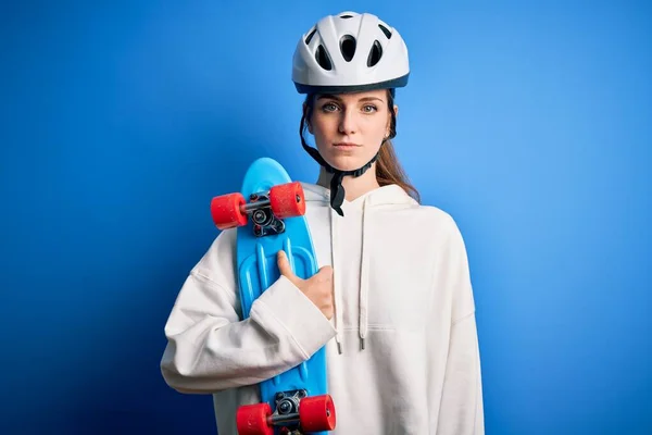 Junge Schöne Rothaarige Skateboarderin Mit Schutzhelm Hält Schlittschuh Mit Selbstbewusstem — Stockfoto
