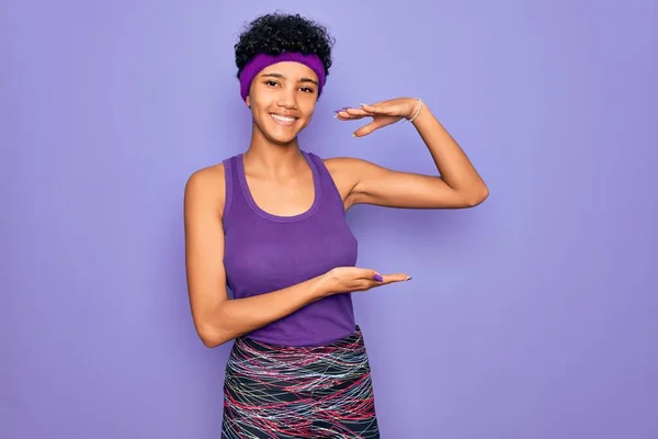 Mooie Afrikaanse Amerikaanse Afro Vrouw Dragen Casual Sportkleding Paarse Achtergrond — Stockfoto