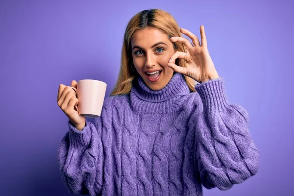 Jovem Bela Mulher Loira Bebendo Xícara Café Sobre Fundo Roxo — Fotografia de Stock