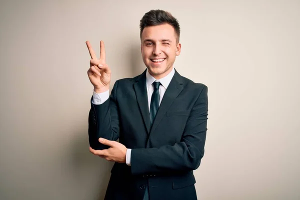 Młody Przystojny Biznesmen Ubrany Elegancki Garnitur Krawat Odosobnionym Tle Uśmiechnięty — Zdjęcie stockowe