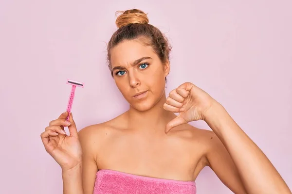 Hermosa Mujer Con Ojos Azules Usando Ducha Toalla Después Del — Foto de Stock