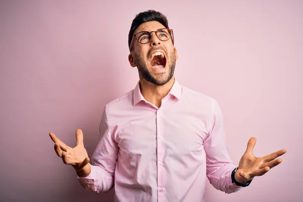 Giovane Bell Uomo Indossa Camicia Elegante Occhiali Piedi Sfondo Rosa — Foto Stock