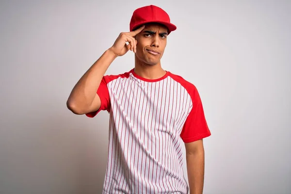 잘생긴 아프리카 미국인 선수는 줄무늬 티셔츠를 모자를 이마에 문제에 걱정하고 — 스톡 사진