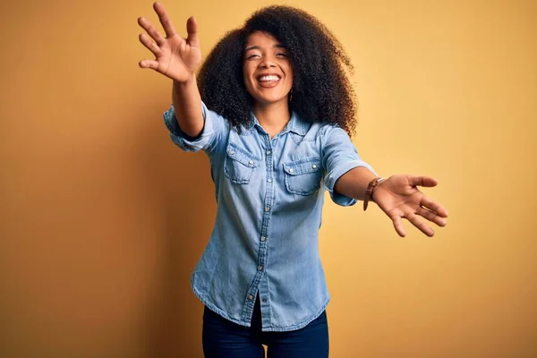 Молода Афро Американська Жінка Волоссям Африканського Кольору Стоїть Над Жовтим — стокове фото