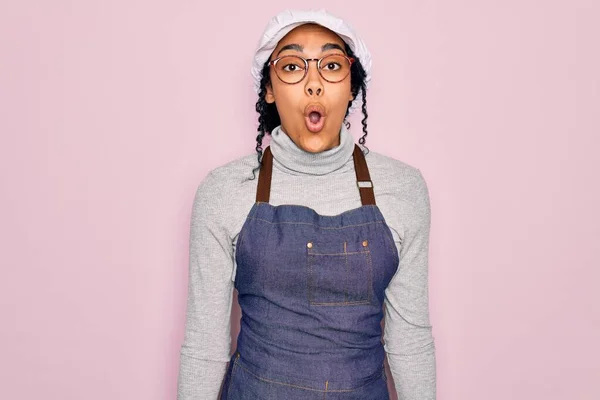 Joven Afroamericana Panadera Rizada Con Delantal Gorra Sobre Fondo Rosa — Foto de Stock