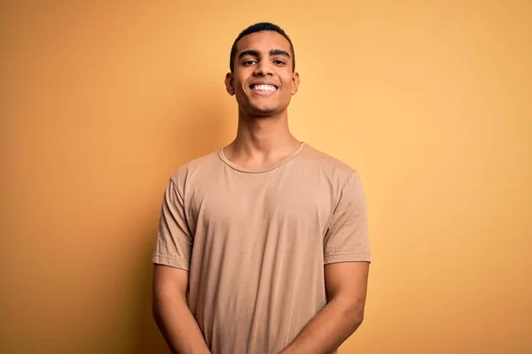 Joven Hombre Afroamericano Guapo Con Camiseta Casual Pie Sobre Fondo — Foto de Stock